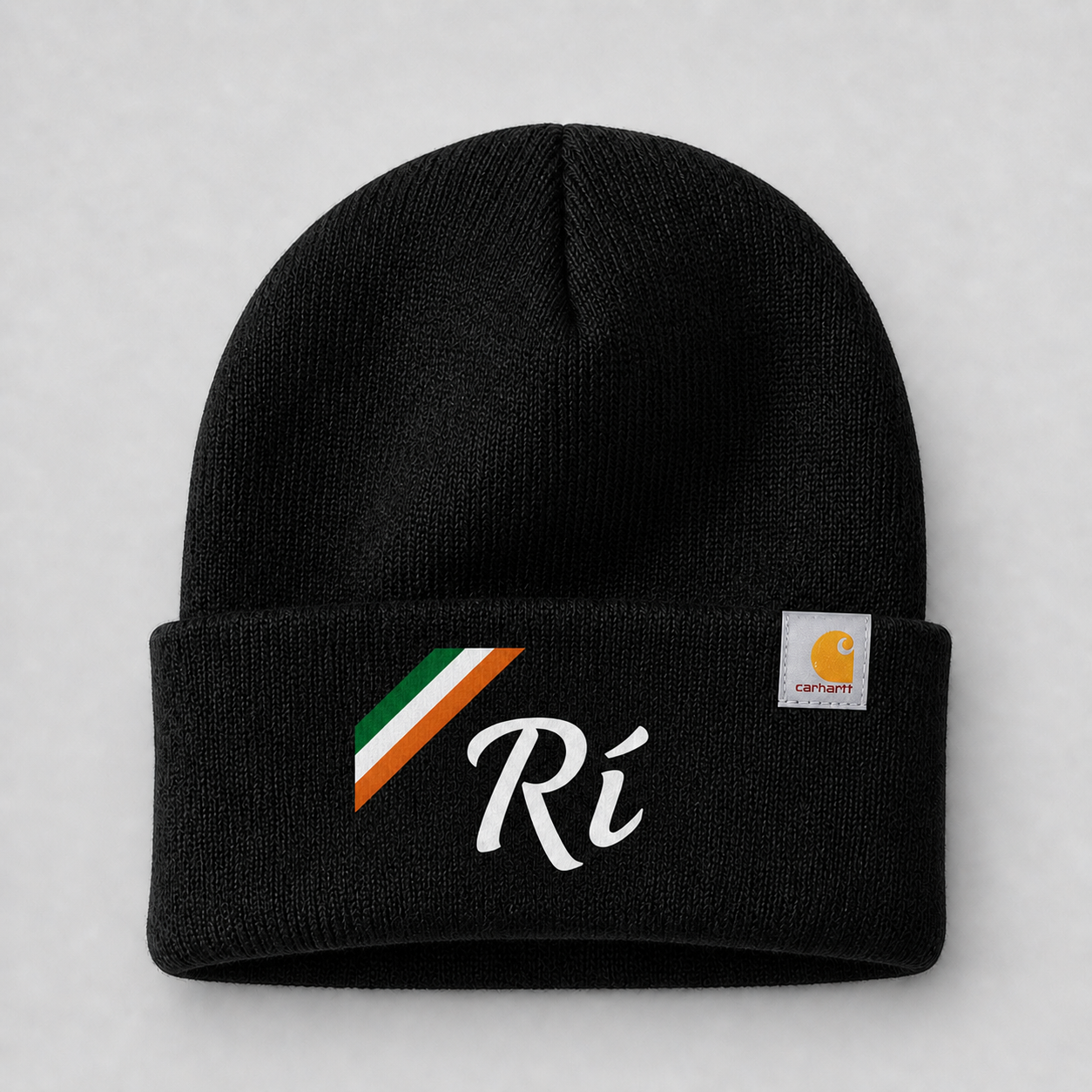 Black Rí beanie with logo on the front cuff.