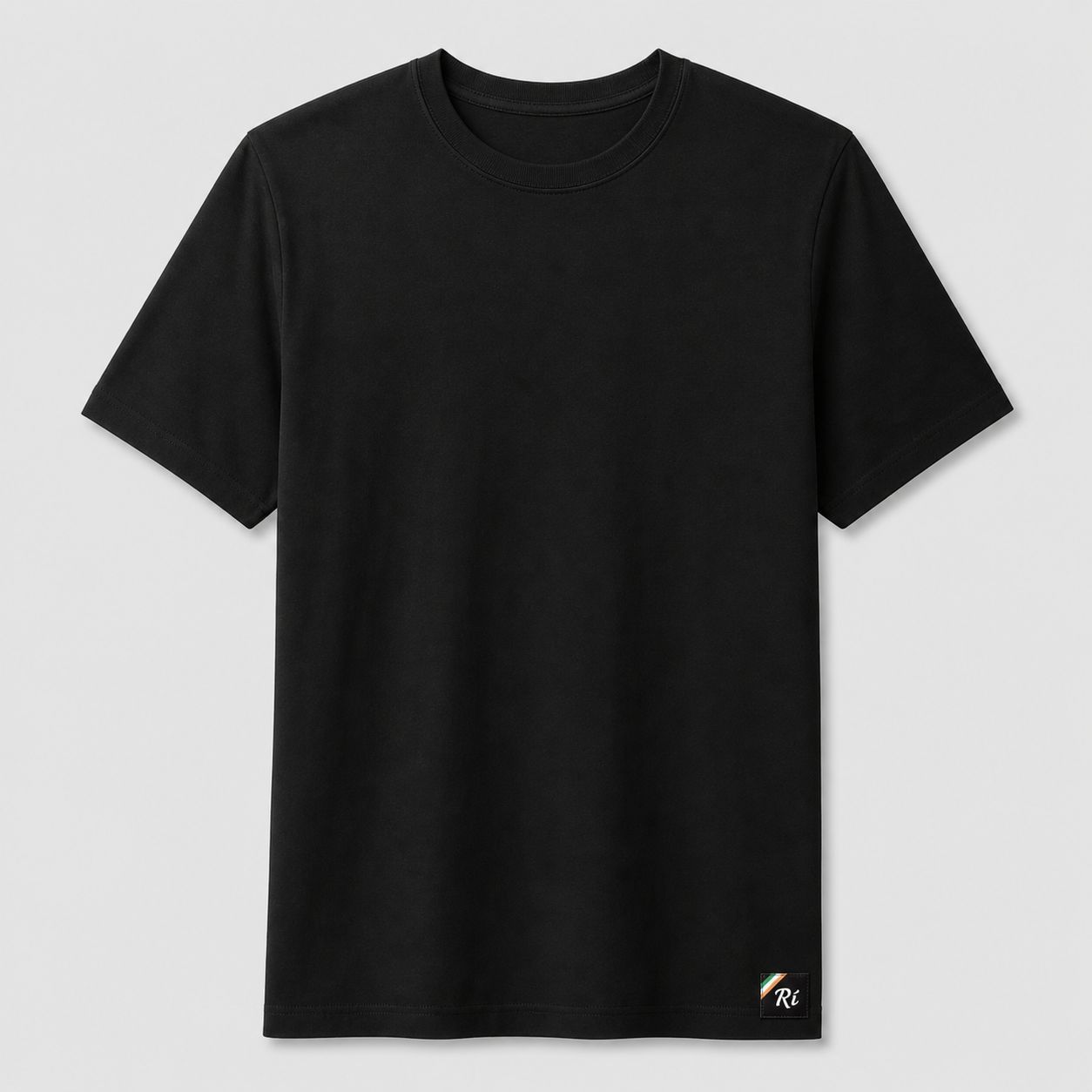 Black Rí T-shirt with a small logo label near the hem.