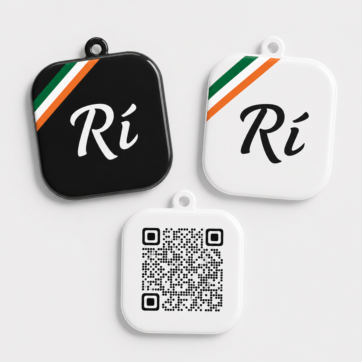 Black and white Rí keychains with a QR code back.